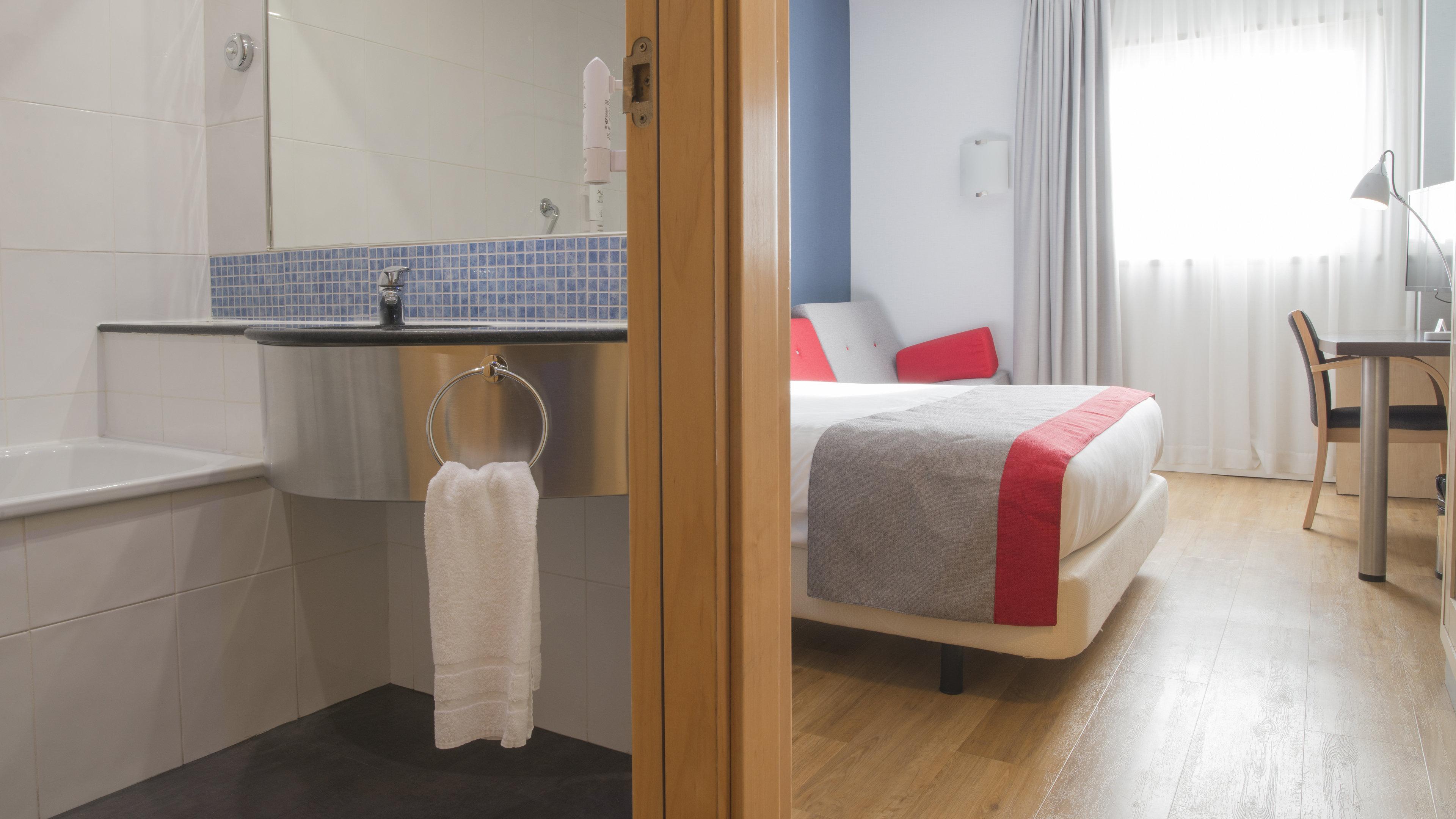 Holiday Inn Express Molins De Rei By Ihg מראה חיצוני תמונה