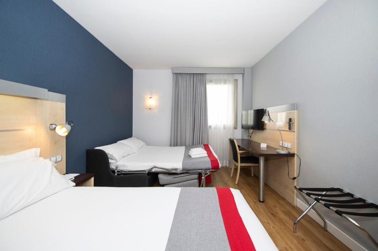 Holiday Inn Express Molins De Rei By Ihg מראה חיצוני תמונה