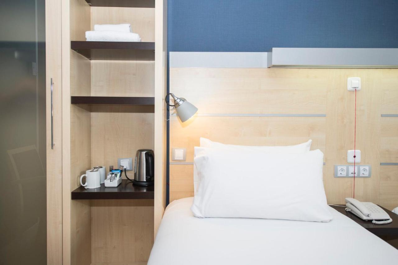 Holiday Inn Express Molins De Rei By Ihg מראה חיצוני תמונה