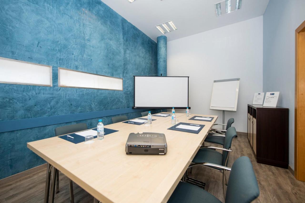 Holiday Inn Express Molins De Rei By Ihg מראה חיצוני תמונה