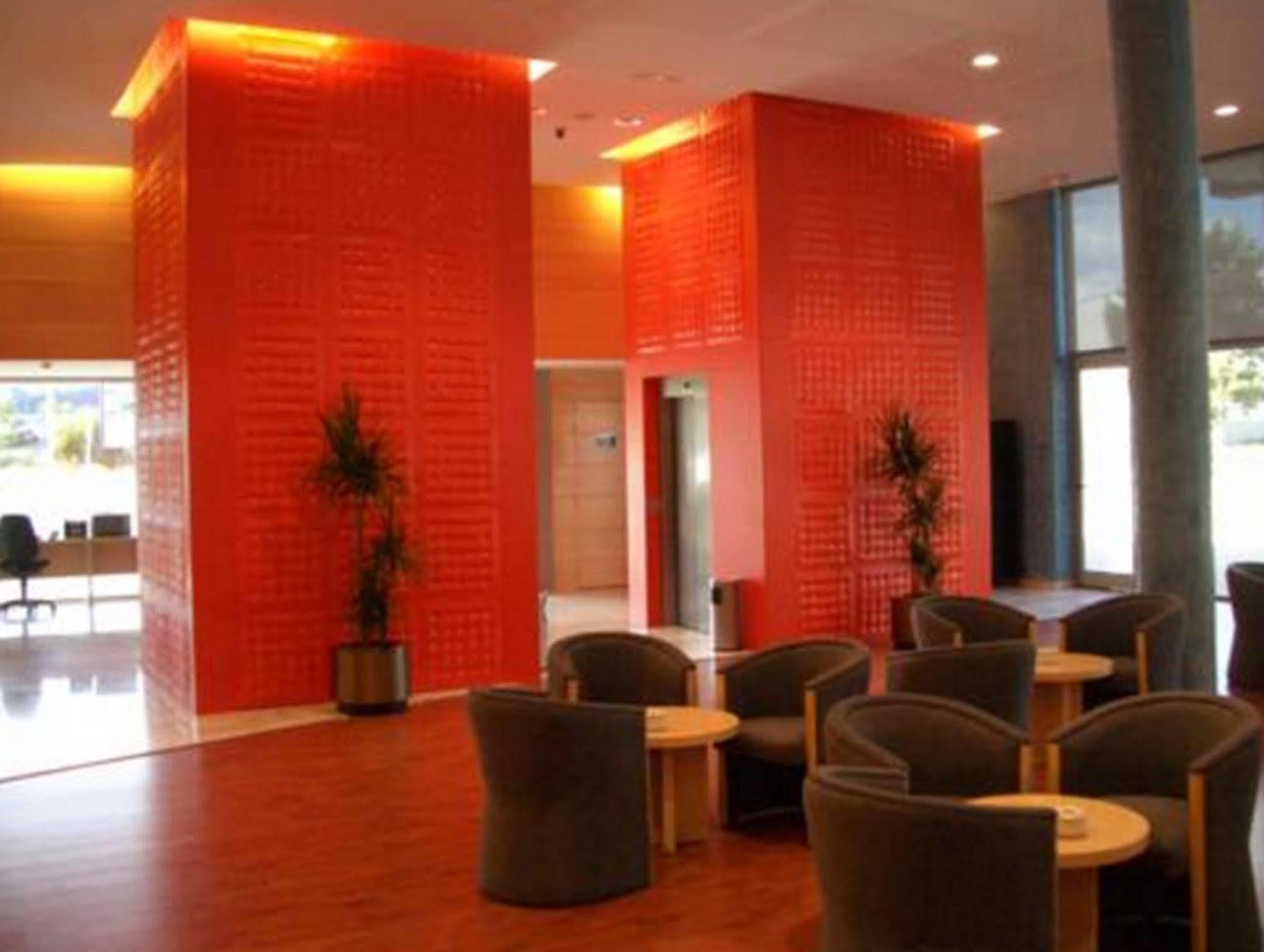 Holiday Inn Express Molins De Rei By Ihg מראה חיצוני תמונה